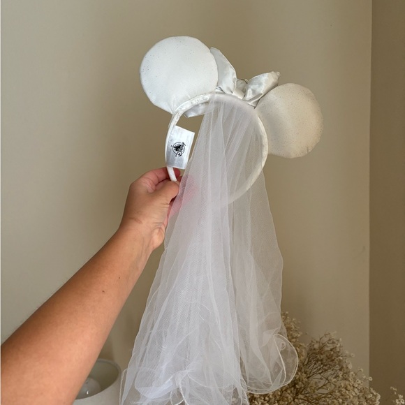Disney Bride - White Minnie Mouse Ears with Veil - Picture 4 of 4